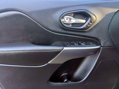 Used 2019 Jeep Cherokee Limited image 18