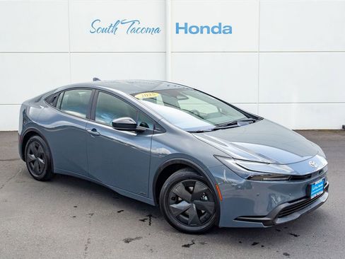 Used 2025 Toyota Prius LE AWD/4WD image 2