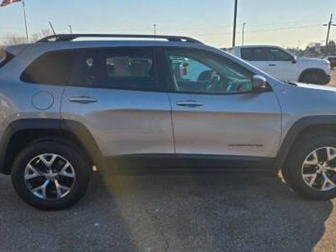 Used 2016 Jeep Cherokee Trailhawk w/ Cold Weather Group image 6