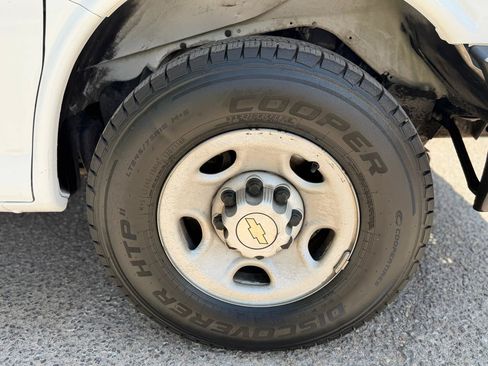 Used 2017 Chevrolet Express 2500 RWD image 16