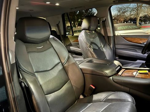Used 2020 Cadillac Escalade Luxury AWD/4WD image 27