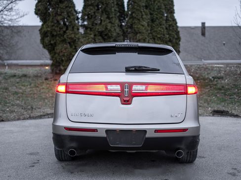 Used 2018 Lincoln MKT AWD image 6