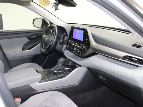 Used 2023 Toyota Highlander LE image 28