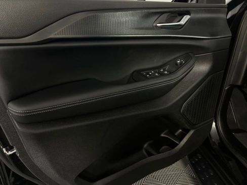 Used 2025 Jeep Grand Cherokee Altitude image 25