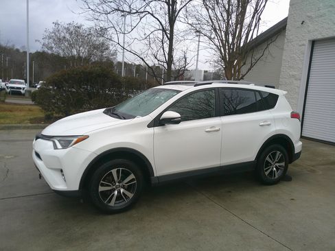 Used 2018 Toyota RAV4 XLE image 8