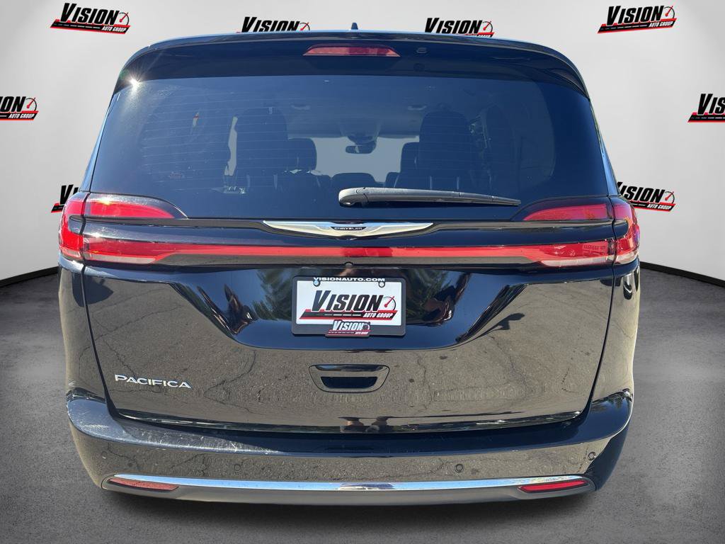 Used 2024 Chrysler Pacifica Touring-L FWD image 6
