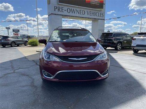Used 2019 Chrysler Pacifica Touring-L image 7