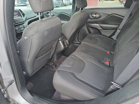 Used 2019 Jeep Cherokee Latitude w/ Popular Appearance Group FWD image 28