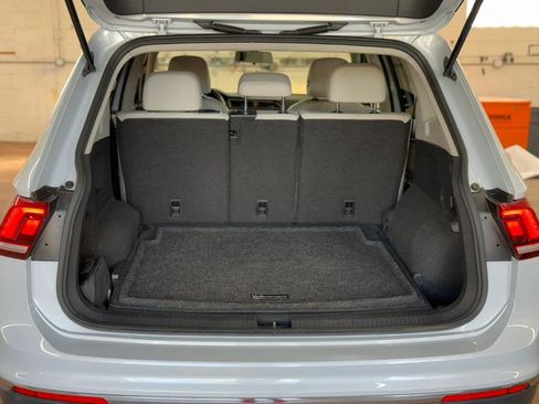Used 2018 Volkswagen Tiguan SE w/ Panoramic Sunroof Package image 34