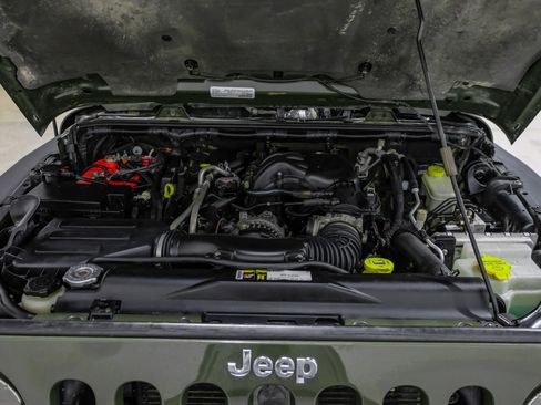 Used 2015 Jeep Wrangler Unlimited Sahara w/ Connectivity Group image 52