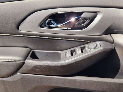 Used 2021 Chevrolet Traverse LT image 24