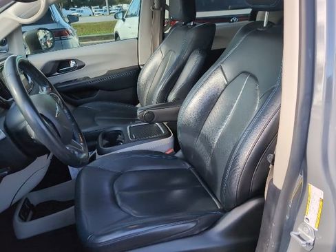 Used 2021 Chrysler Pacifica Touring-L w/ Uconnect Theater Family Group image 9