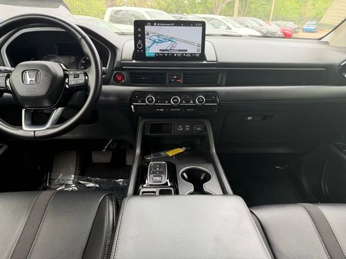 Used 2025 Honda Pilot Touring image 14