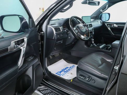 Used 2023 Lexus GX 460 Premium w/ Accessory Package AWD/4WD image 3