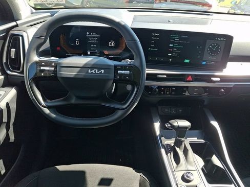 Used 2026 Kia Sorento LX FWD image 12