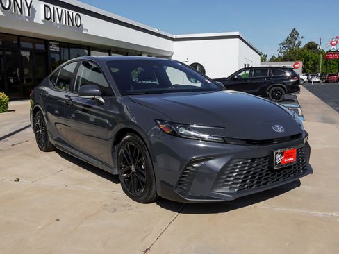 Used 2025 Toyota Camry SE FWD image 2