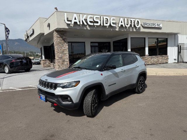 Used 2025 Jeep Compass Trailhawk AWD/4WD image 2