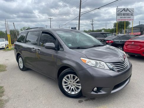 Used 2017 Toyota Sienna XLE Premium FWD image 5
