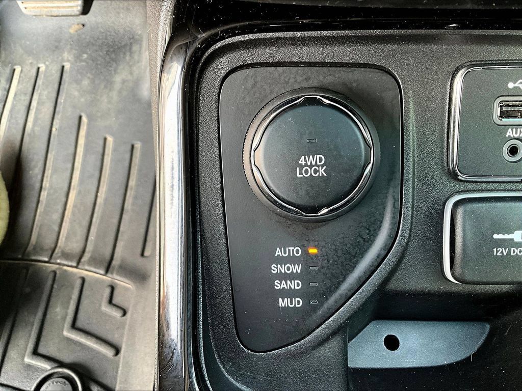 Used 2018 Jeep Compass Limited AWD/4WD image 17