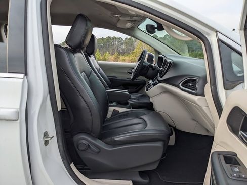 Certified 2023 Chrysler Pacifica Touring-L image 47