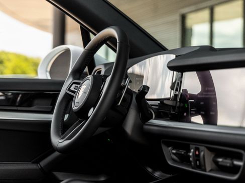 Certified 2025 Porsche Cayenne image 40