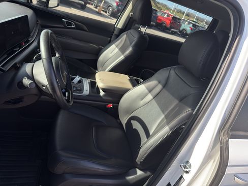 Used 2025 Kia Carnival image 22