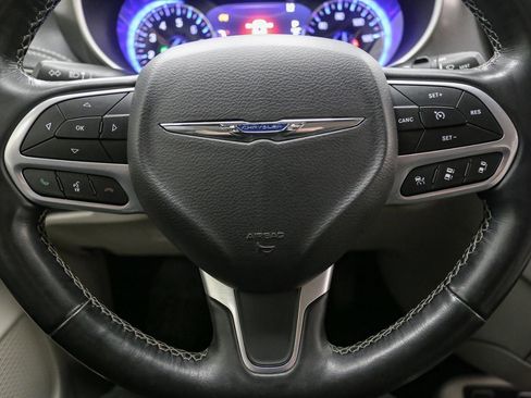 Used 2021 Chrysler Pacifica Touring-L image 35