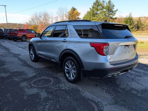 Used 2022 Ford Explorer XLT w/ Equipment Group 202A AWD/4WD image 5