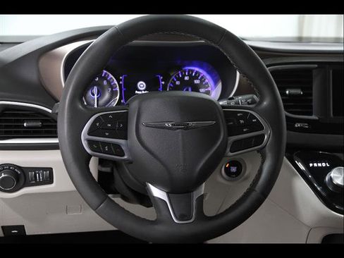 Used 2024 Chrysler Voyager LX image 7