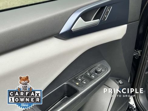 Certified 2022 Volkswagen Taos SE image 12