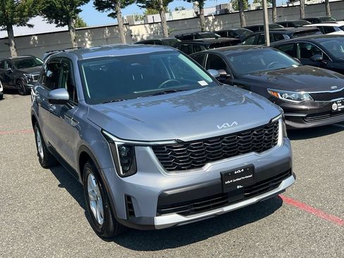 Certified 2025 Kia Sorento LX FWD image 7