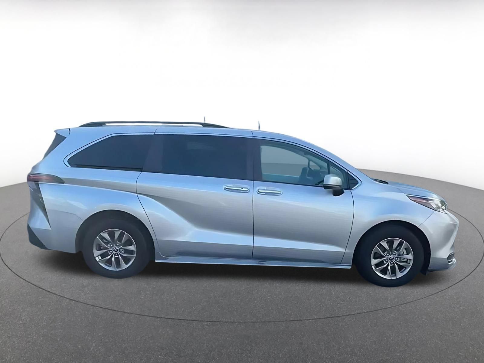 Used 2025 Toyota Sienna XLE FWD image 15