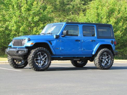 Used 2024 Jeep Wrangler Unlimited AWD/4WD image 3