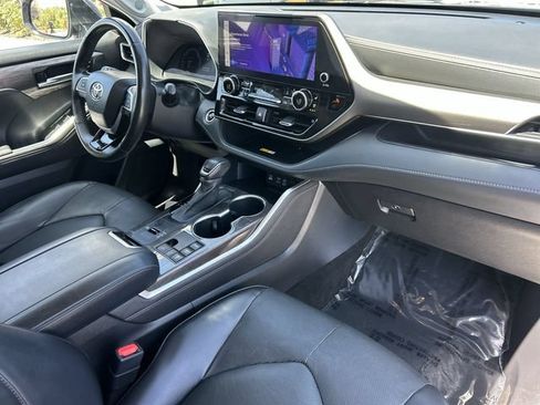 Used 2023 Toyota Highlander Limited AWD/4WD image 13