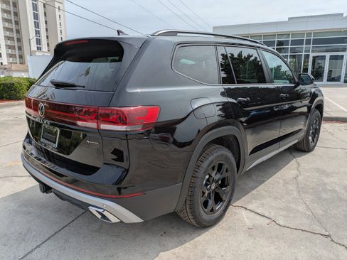 New 2026 Volkswagen Atlas Peak Edition image 4