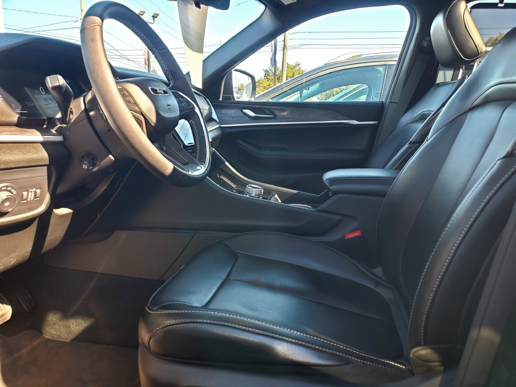 Used 2025 Jeep Grand Cherokee Limited w/ Luxury Tech Group II AWD/4WD image 5