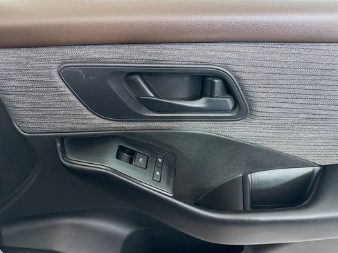 Used 2023 Nissan Rogue S image 31