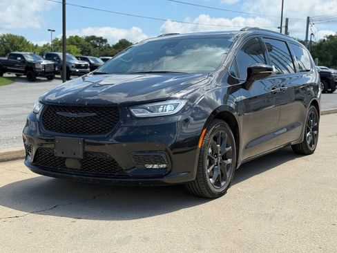 Used 2025 Chrysler Pacifica Limited FWD image 2