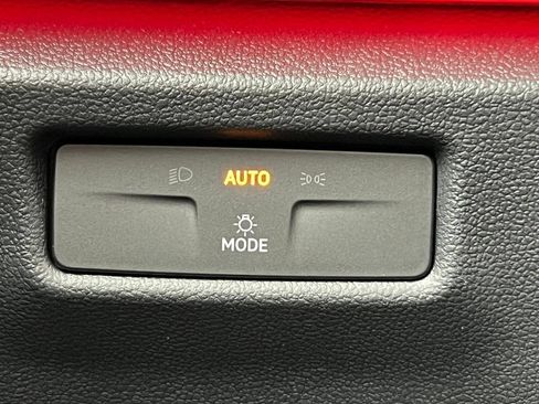Used 2025 Volkswagen Tiguan SE w/ Panoramic Sunroof Package AWD/4WD image 20