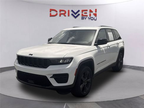 Used 2023 Jeep Grand Cherokee Altitude AWD/4WD image 8