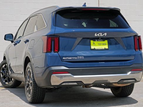 Used 2024 Kia Sorento S w/ Panoramic Sunroof Package FWD image 5