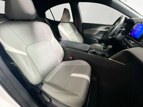 Used 2025 Toyota Camry SE FWD image 30