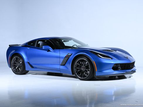 Used 2016 Chevrolet Corvette Z06 w/ 3LZ Preferred Equipment Group RWD image 2