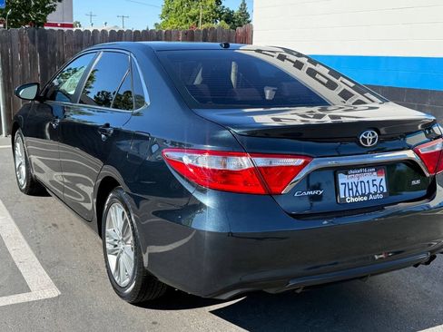 Used 2015 Toyota Camry SE w/ Moonroof Package FWD image 4