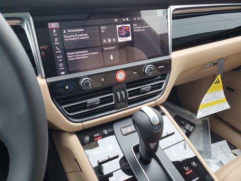 Used 2025 Porsche Macan image 34