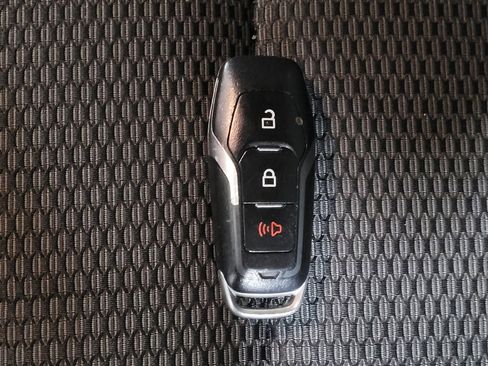 Used 2017 Ford Explorer XLT image 32