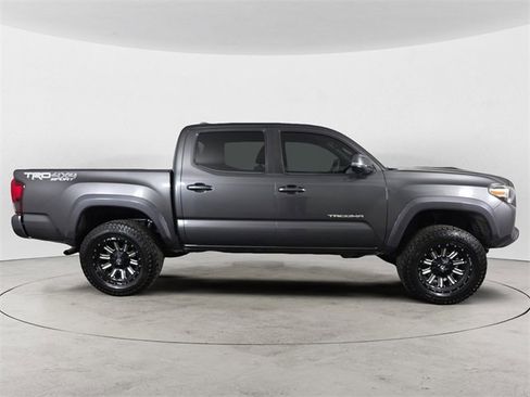 Used 2019 Toyota Tacoma TRD Sport image 6