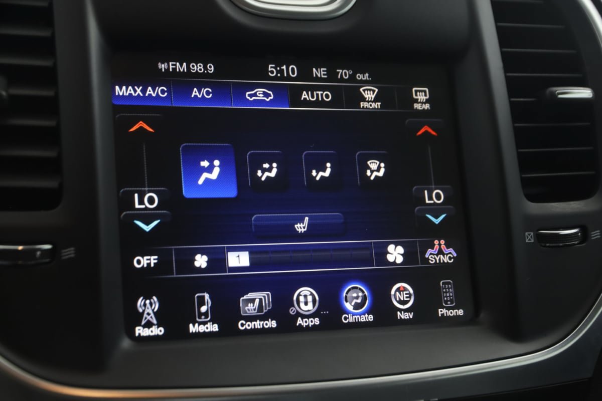 Used 2015 Chrysler 300 Limited RWD image 27