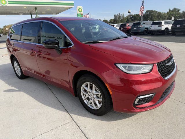 Used 2025 Chrysler Pacifica Select FWD image 1