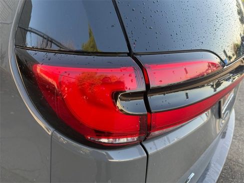 Used 2021 Chrysler Pacifica Limited w/ Uconnect Theater Family Group image 34